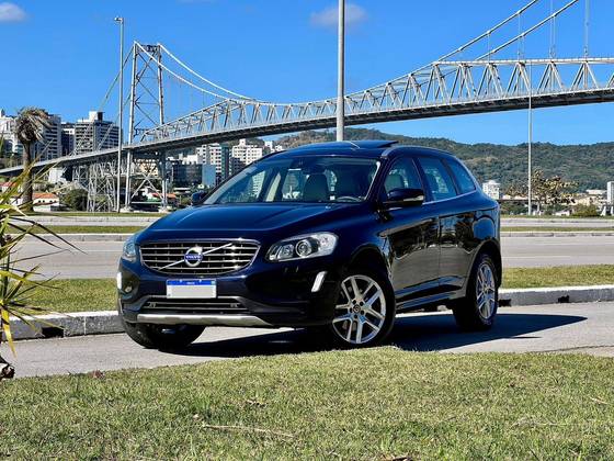 VOLVO XC60 2.4 D5 MOMENTUM DIESEL AWD 4P AUTOMÁTICO